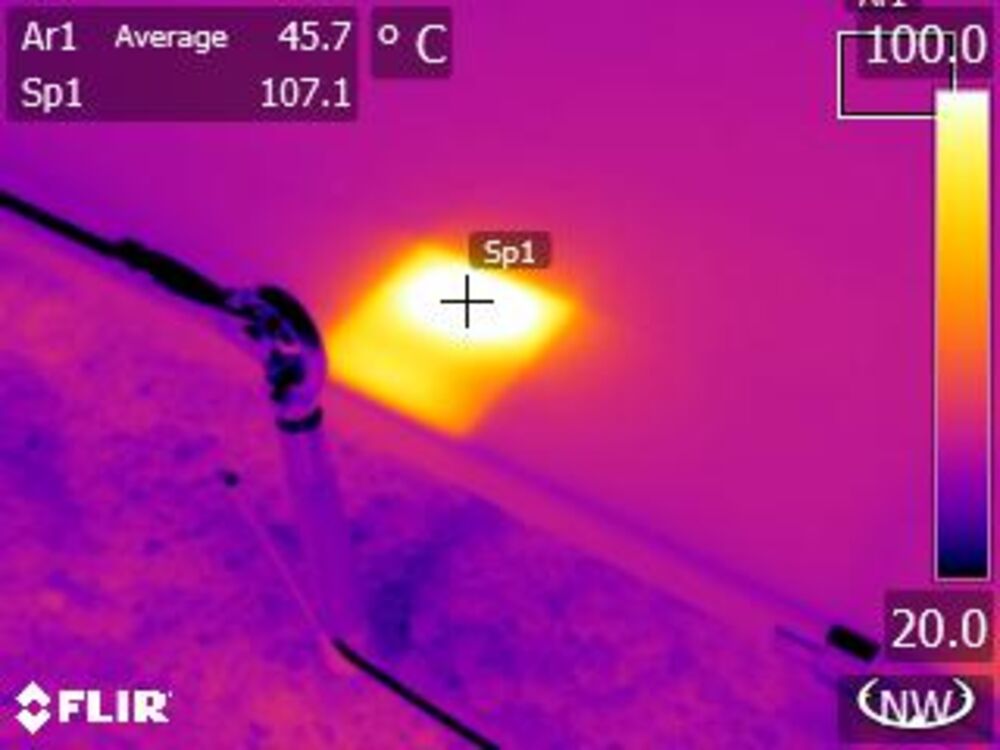 03-2_Thermografie-Kamera zeigt Hotspot: Teilverschattung durch Anschlagpunkt der Absturzsicherung.